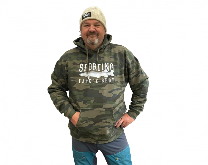 Sporting Tackle Shop Army Camo Hoodie - Small i gruppen Kläder / Sporting (Kläder) hos Örebro Fiske & Outdoor AB (Sporting Army Hood S)